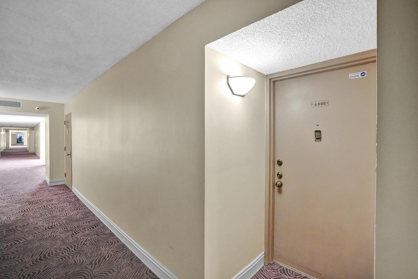 Beautifully updated one-bedroom, one-and-a-half-bath corner unit - photo 26