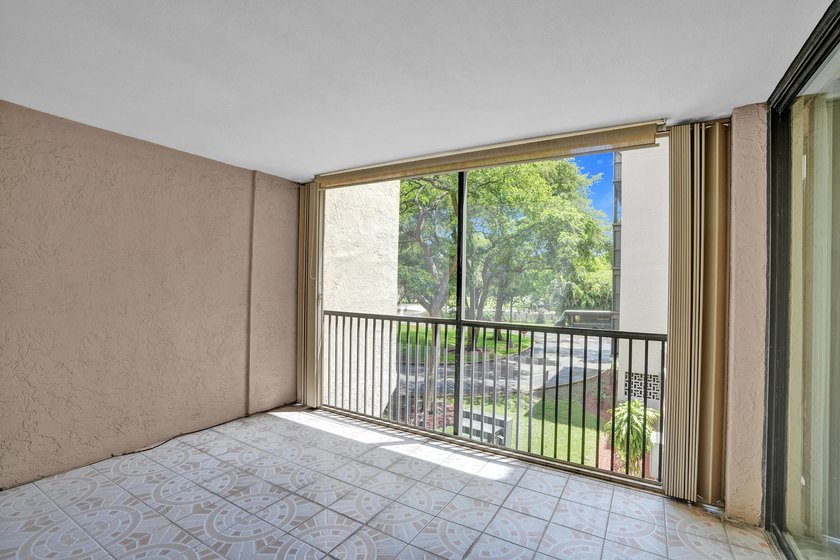 Beautifully updated one-bedroom, one-and-a-half-bath corner unit - photo 29