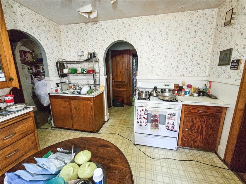 Opportunity awaits in this 4-bedroom Cape Cod located in - photo 4