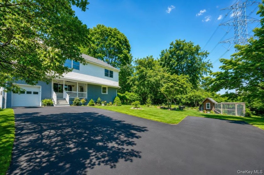 Welcome to this beautiful single-family Colonial home, perfectly - photo 3
