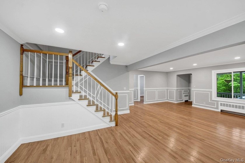 Welcome to this beautiful single-family Colonial home, perfectly - photo 6