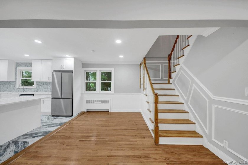 Welcome to this beautiful single-family Colonial home, perfectly - photo 10