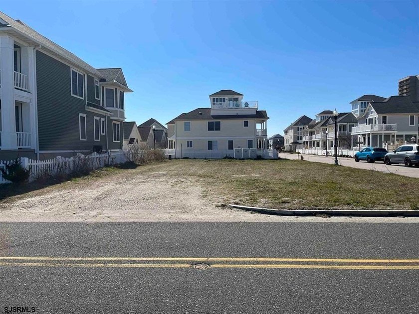 LOCATION, LOCATION, LOCATION! Rare Water Front Vacant, Buildable - photo 2
