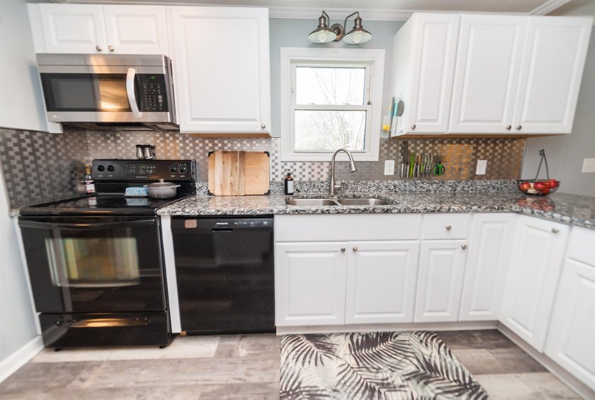 Perfect location in the desired district 2 on Lake Bowen. This - photo 16