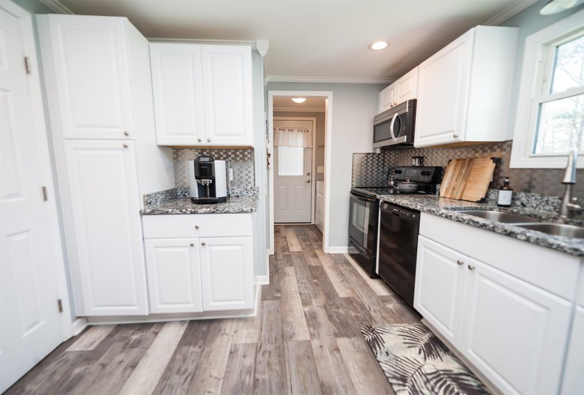 Perfect location in the desired district 2 on Lake Bowen. This - photo 17
