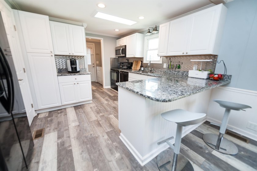 Perfect location in the desired district 2 on Lake Bowen. This - photo 18