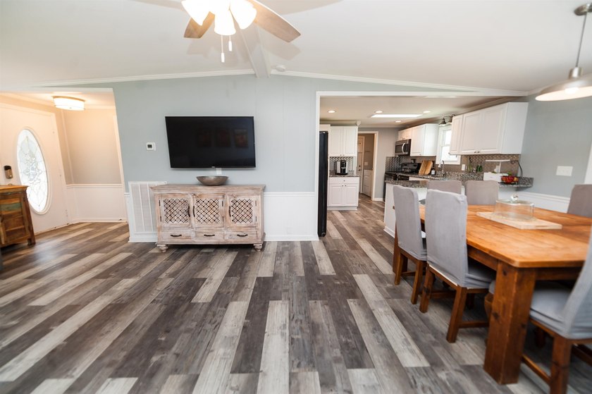 Perfect location in the desired district 2 on Lake Bowen. This - photo 21
