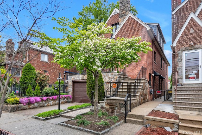 Immaculate fully detached brickstone home in the highly - photo 2