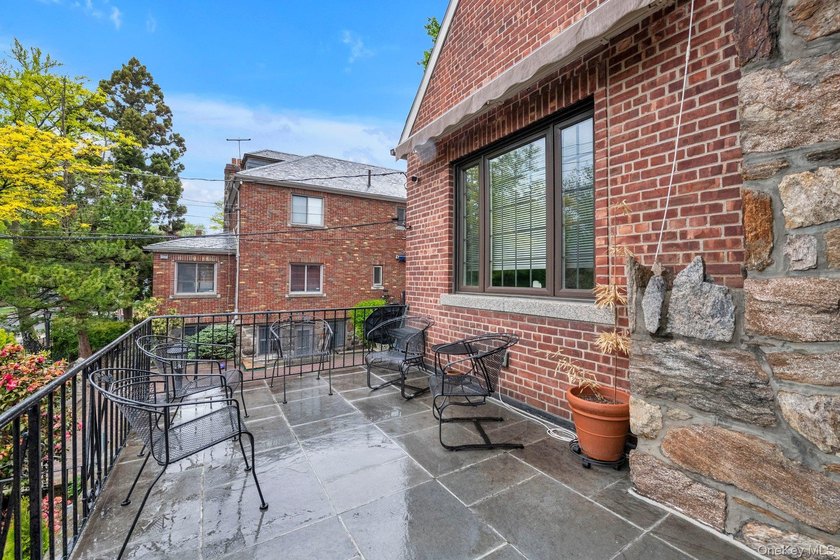 Immaculate fully detached brickstone home in the highly - photo 4