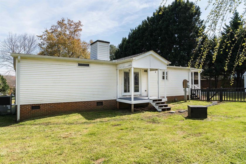 Perfect location in the desired district 2 on Lake Bowen. This - photo 28