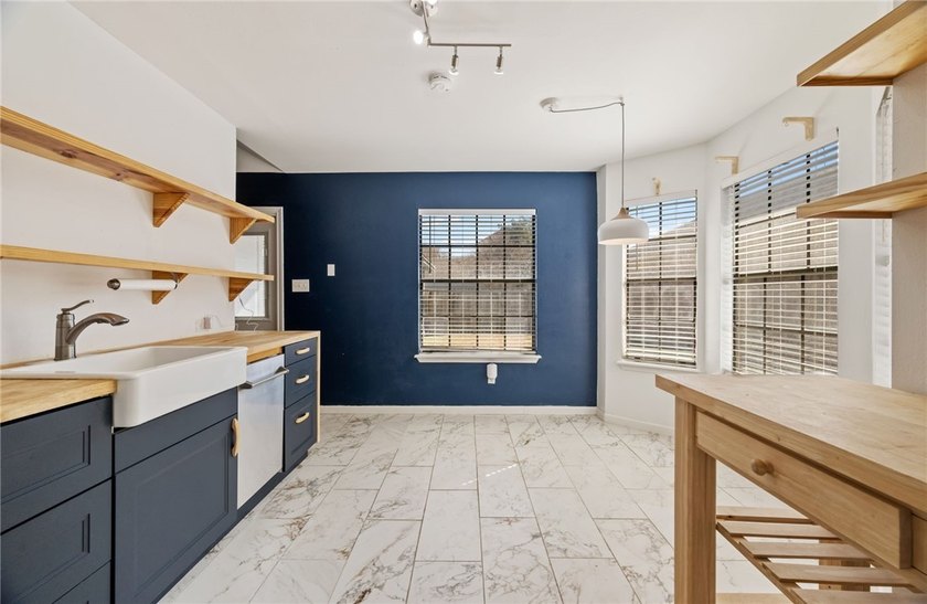 Welcome to this beautifully designed 3-bedroom, 2-bathroom brick - photo 11