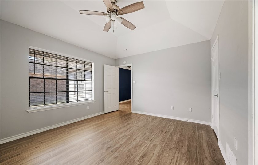 Welcome to this beautifully designed 3-bedroom, 2-bathroom brick - photo 18
