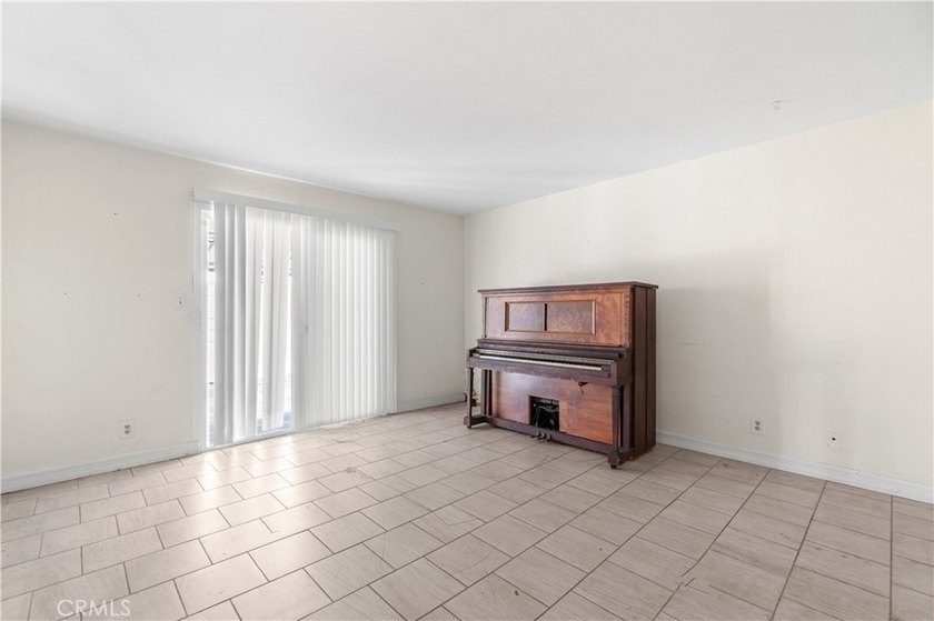 Welcome to this spacious 3-bedroom, 2-bathroom home offering - photo 11