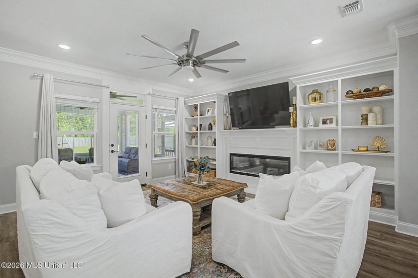 Spacious and beautifully designed 5BR/3BA home in The Enclave at - photo 14