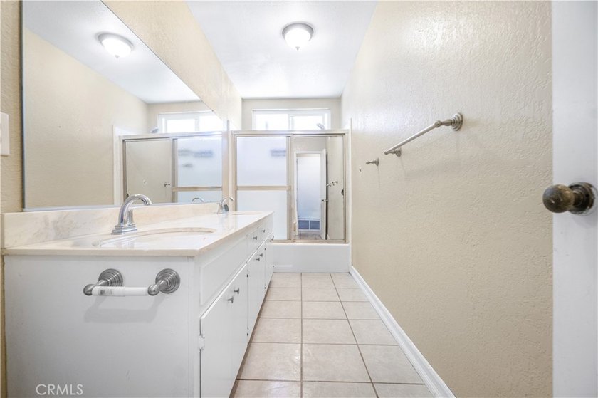 Welcome to this spacious 3-bedroom, 2-bathroom home offering - photo 14