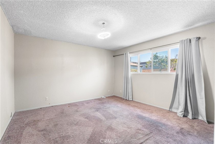 Welcome to this spacious 3-bedroom, 2-bathroom home offering - photo 15