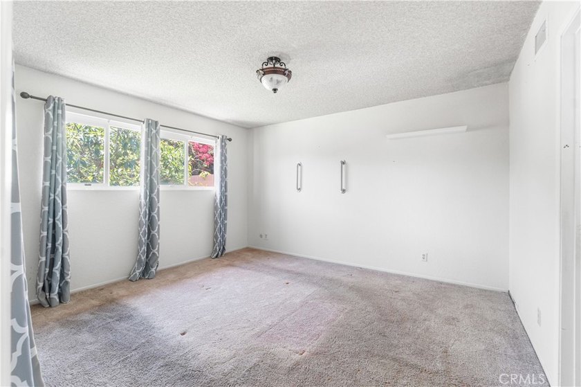 Welcome to this spacious 3-bedroom, 2-bathroom home offering - photo 17