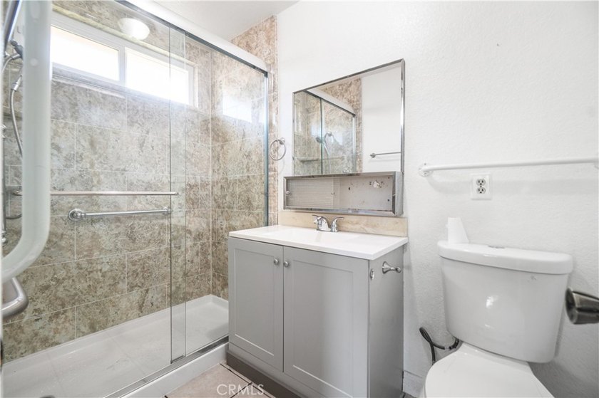 Welcome to this spacious 3-bedroom, 2-bathroom home offering - photo 19