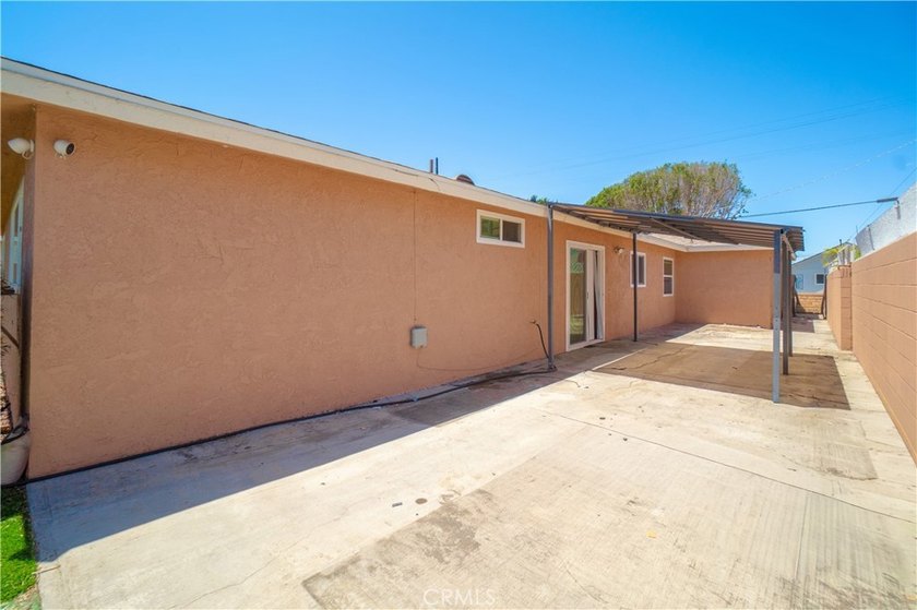 Welcome to this spacious 3-bedroom, 2-bathroom home offering - photo 23