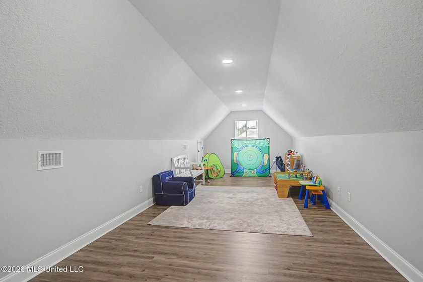 Spacious and beautifully designed 5BR/3BA home in The Enclave at - photo 27