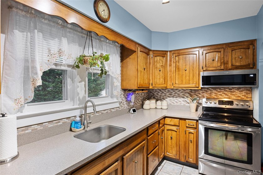 Charming four-bedroom, two bath Cape Cod located in Islip - photo 3
