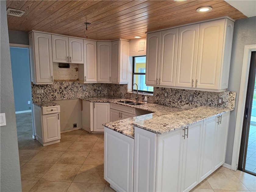 Spacious CBS construction home featuring 4 bedrooms, 4 bathrooms - photo 2