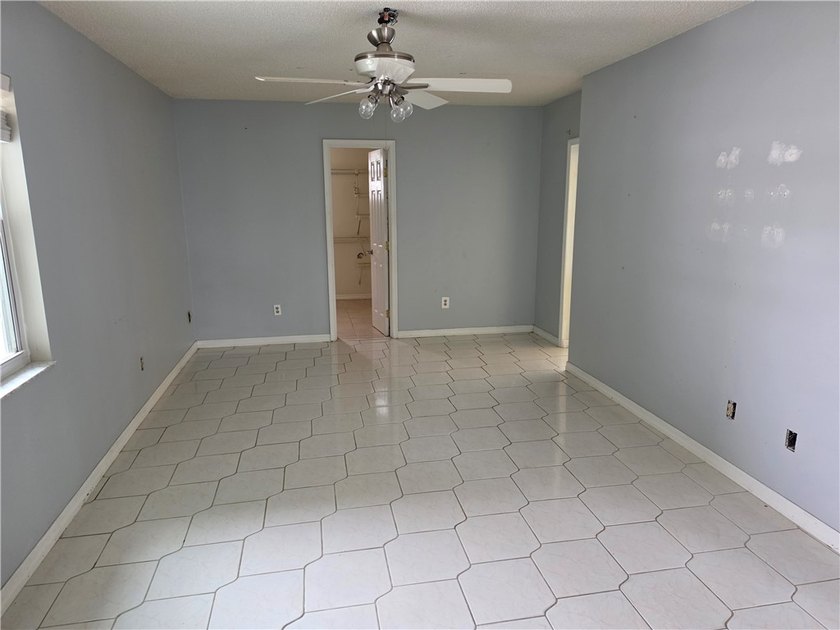 Spacious CBS construction home featuring 4 bedrooms, 4 bathrooms - photo 5