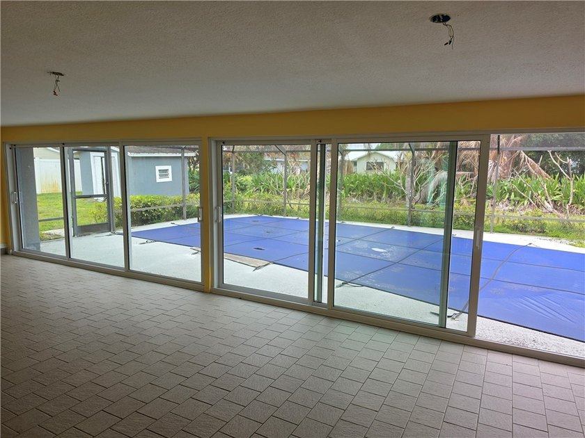 Spacious CBS construction home featuring 4 bedrooms, 4 bathrooms - photo 6