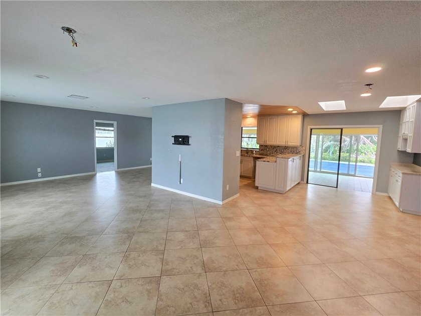 Spacious CBS construction home featuring 4 bedrooms, 4 bathrooms - photo 8