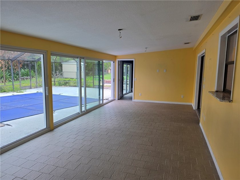 Spacious CBS construction home featuring 4 bedrooms, 4 bathrooms - photo 9