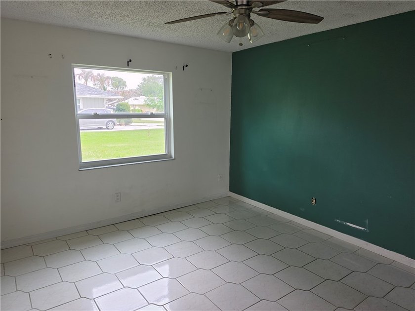 Spacious CBS construction home featuring 4 bedrooms, 4 bathrooms - photo 10