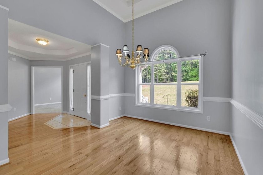 This 6 bedroom, 3 bathroom home offers of comfortable living - photo 3
