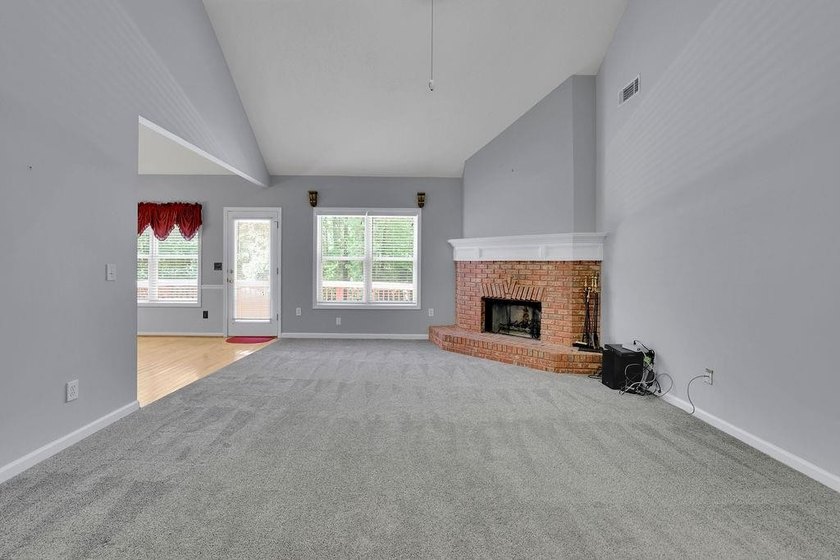 This 6 bedroom, 3 bathroom home offers of comfortable living - photo 8