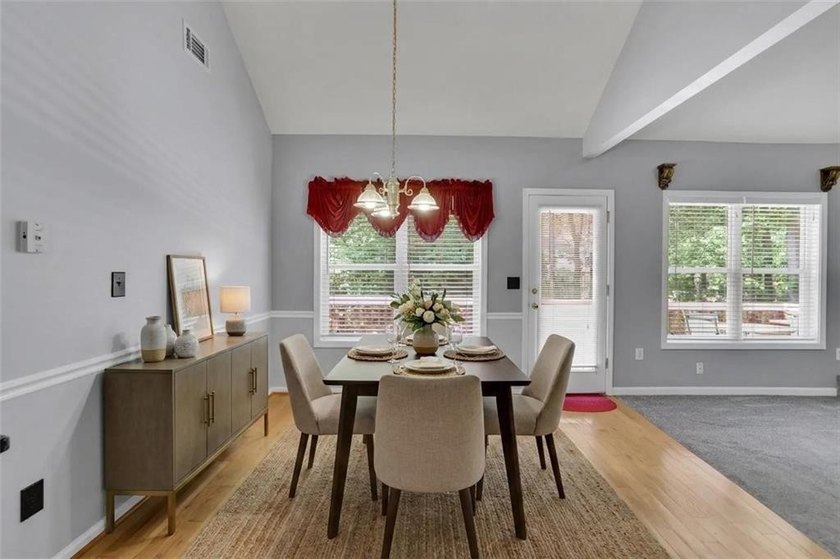This 6 bedroom, 3 bathroom home offers of comfortable living - photo 9
