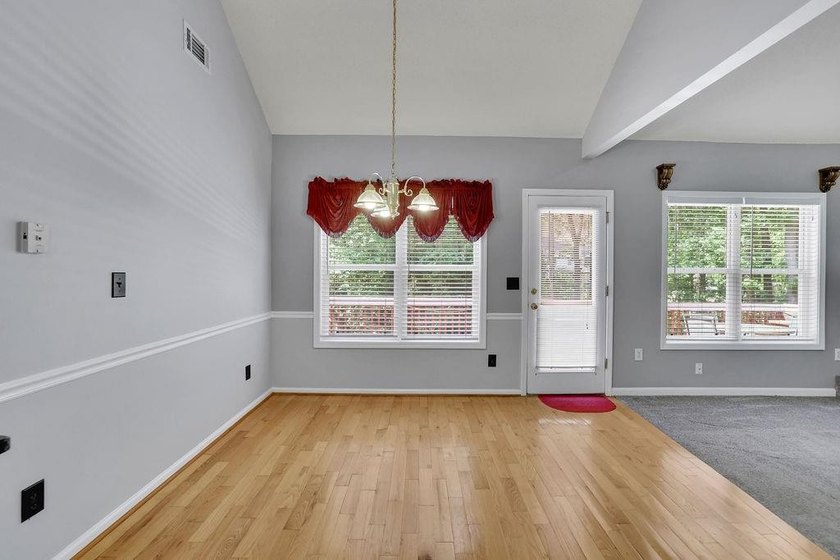 This 6 bedroom, 3 bathroom home offers of comfortable living - photo 10