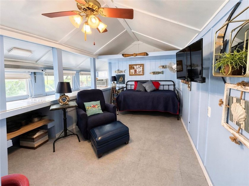 Discover this charming home with a detached guest house in - photo 16