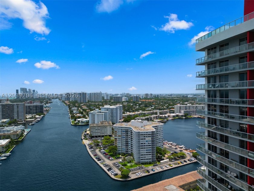 Stunning lower penthouse with incredible 180-degree panoramic - photo 22