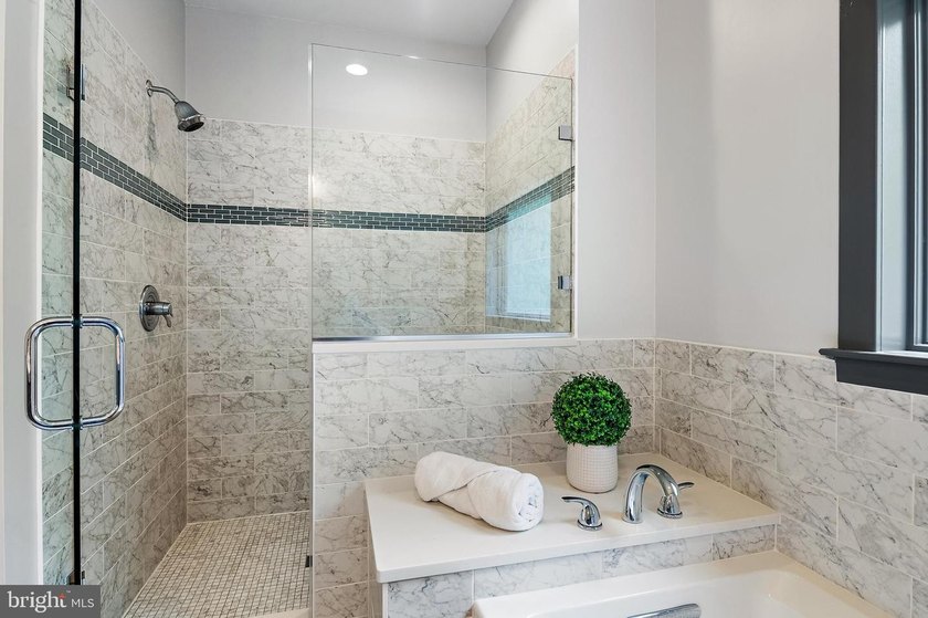 Sunsets, Water Views &amp; Effortless Coastal Living in Hillsmere - photo 29