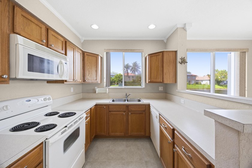 Stunning 2-bedroom, 2.1-bath townhouse with updates throughout! - photo 13