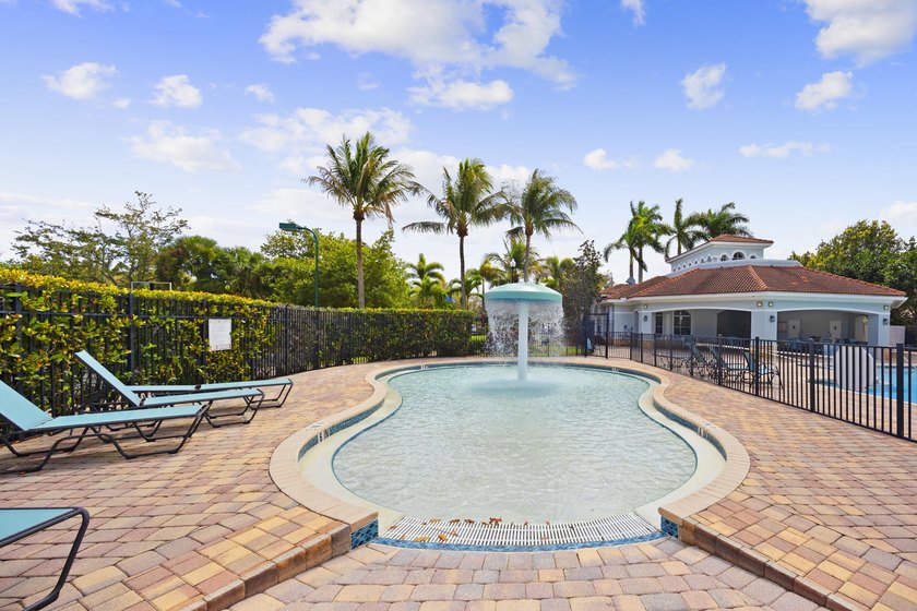 Stunning 2-bedroom, 2.1-bath townhouse with updates throughout! - photo 37