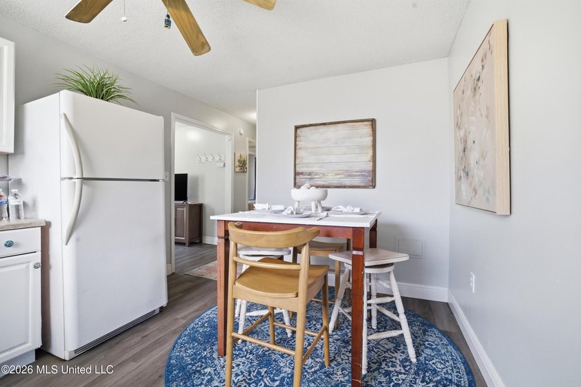 This charming, affordable two bedroom cottage brings easy living - photo 11