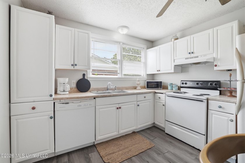 This charming, affordable two bedroom cottage brings easy living - photo 12