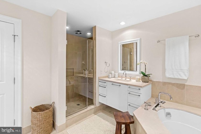 Luxury water-view condominium at The Ritz-Carlton Residences - photo 15