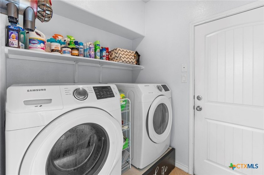 Welcome to this spacious 5-bedroom, 3.5-bath, two-story home - photo 16