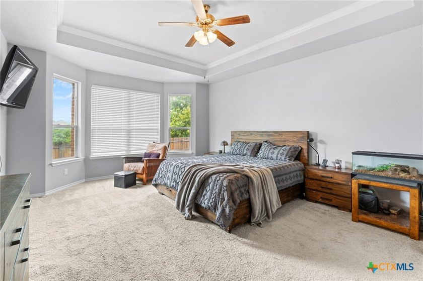 Welcome to this spacious 5-bedroom, 3.5-bath, two-story home - photo 22