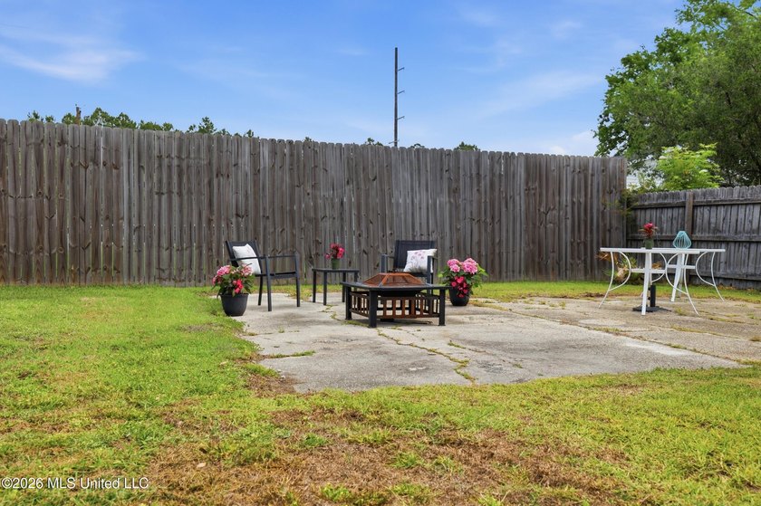 This charming, affordable two bedroom cottage brings easy living - photo 24