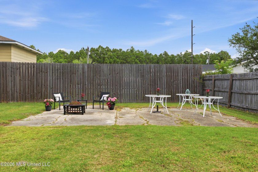 This charming, affordable two bedroom cottage brings easy living - photo 25