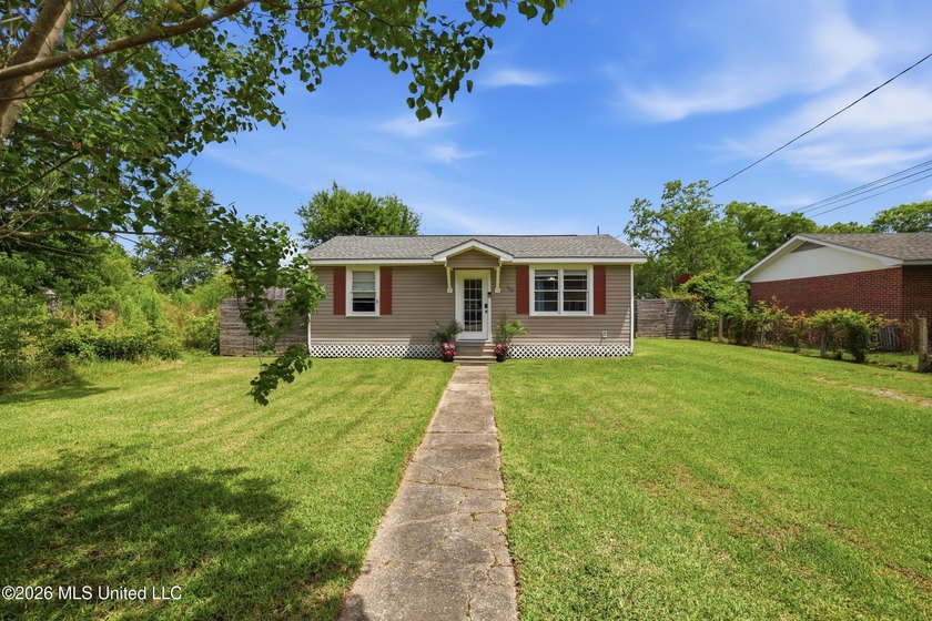 This charming, affordable two bedroom cottage brings easy living - photo 27