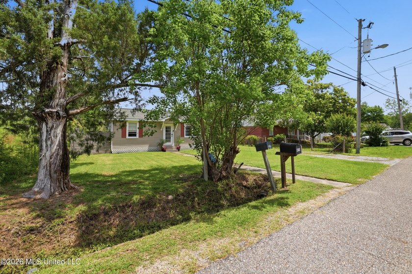 This charming, affordable two bedroom cottage brings easy living - photo 29