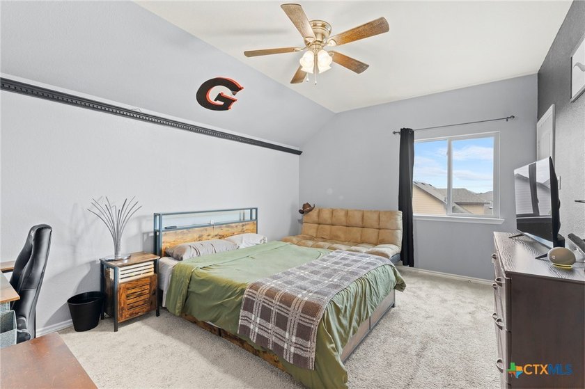 Welcome to this spacious 5-bedroom, 3.5-bath, two-story home - photo 30